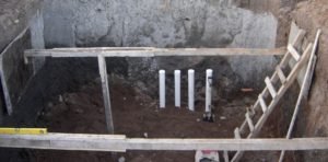 Los cuatro tubos de PVC colocados en una obra (construcción de un sótano) que se realizó en Córdoba, esperando ser empalmados. Foto: Gentileza José Luis Pilatt