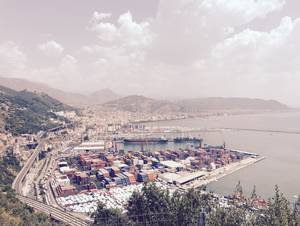 Contenedores apilados en el puerto italiano de Salerno